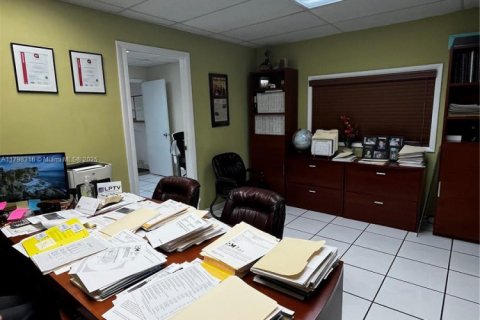 Commercial property in Miami, Florida № 1712064 - photo 11
