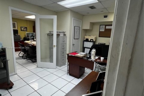 Commercial property in Miami, Florida № 1712064 - photo 17