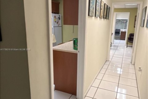 Commercial property in Miami, Florida № 1712064 - photo 2