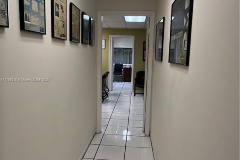 Commercial property in Miami, Florida № 1712064 - photo 4