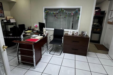 Commercial property in Miami, Florida № 1712064 - photo 6