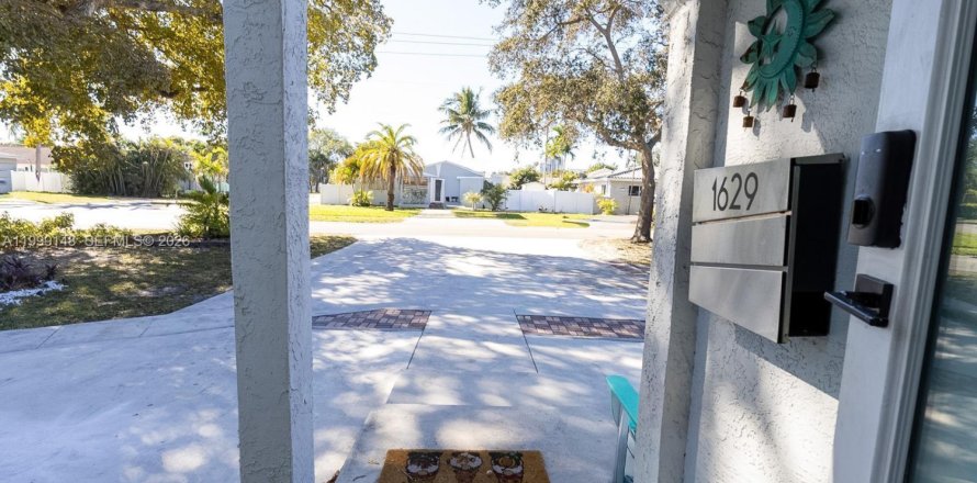 Дом в Холливуд, Флорида 2 спальни, 94.48м2 № 2066105