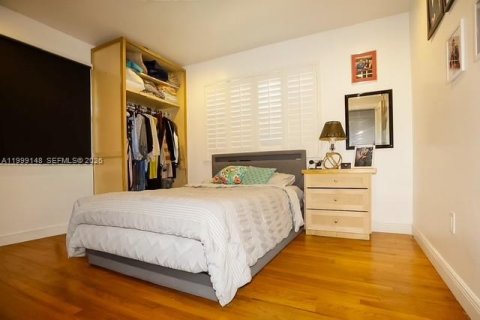 House in Hollywood, Florida 2 bedrooms, 94.48 sq.m. № 2066105 - photo 9
