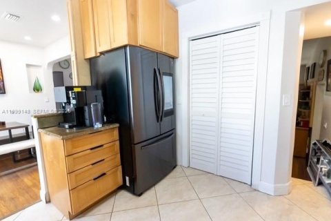 House in Hollywood, Florida 2 bedrooms, 94.48 sq.m. № 2066105 - photo 6