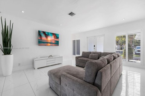 Casa en alquiler en Miami Lakes, Florida, 3 dormitorios, 170.29 m2 № 1926581 - foto 20