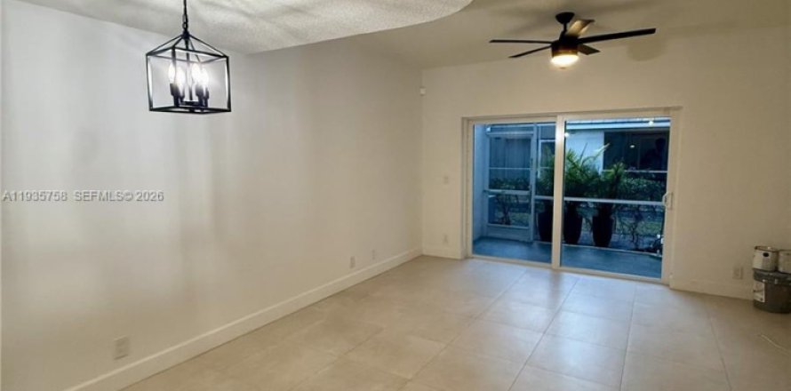 Townhouse in Plantation, Florida 2 bedrooms, 87.79 sq.m. № 1996221
