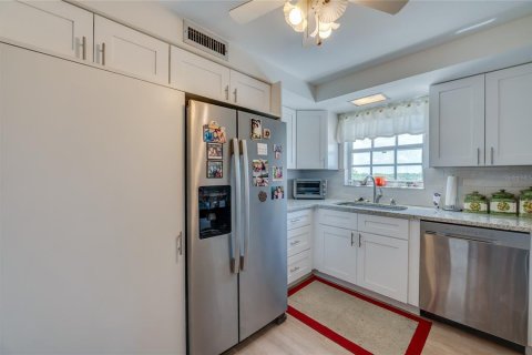 Condo in Daytona Beach, Florida, 1 bedroom № 2127491 - photo 10