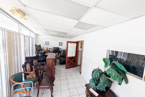 Commercial property in West Palm Beach, Florida № 2146345 - photo 7