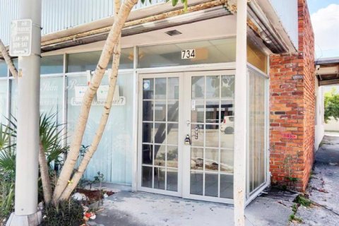 Commercial property in West Palm Beach, Florida № 2146345