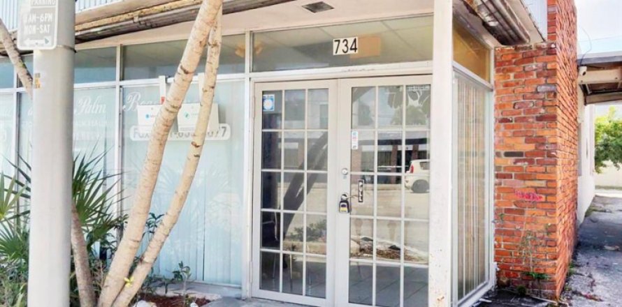 Commercial property in West Palm Beach, Florida № 2146345