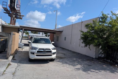 Commercial property in West Palm Beach, Florida № 2146345 - photo 3