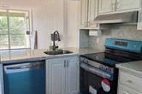 Condo in Oakland Park, Florida, 2 bedrooms  № 2254535 - photo 2