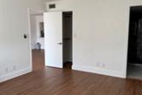 Condo in Oakland Park, Florida, 2 bedrooms  № 2254535 - photo 12