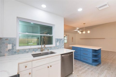 House in Tampa, Florida 3 bedrooms, 136.01 sq.m. № 2289511 - photo 11