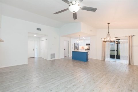 House in Tampa, Florida 3 bedrooms, 136.01 sq.m. № 2289511 - photo 7