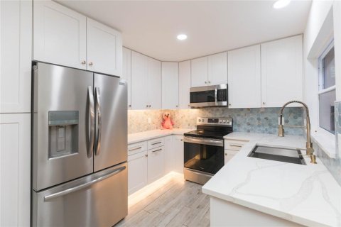 House in Tampa, Florida 3 bedrooms, 136.01 sq.m. № 2289511 - photo 9
