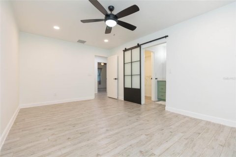 House in Tampa, Florida 3 bedrooms, 136.01 sq.m. № 2289511 - photo 18