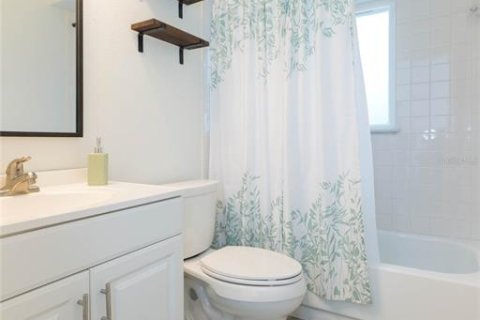 House in Tampa, Florida 3 bedrooms, 136.01 sq.m. № 2289511 - photo 30