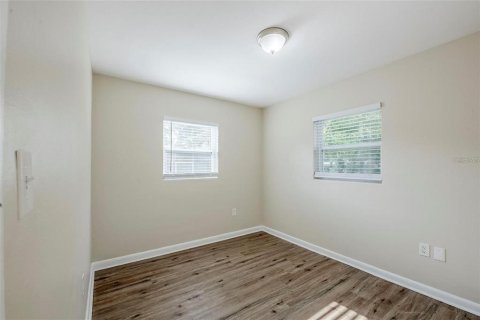 House in Orlando, Florida 4 bedrooms, 120.87 sq.m. № 2199553 - photo 11