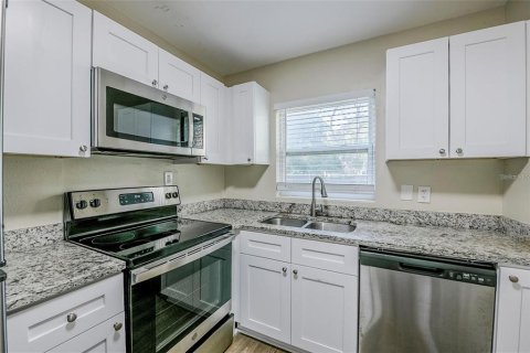 House in Orlando, Florida 4 bedrooms, 120.87 sq.m. № 2199553 - photo 2