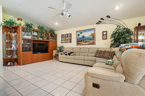 House in Coral Springs, Florida 5 bedrooms, 241.27 sq.m. № 2382498 - photo 10
