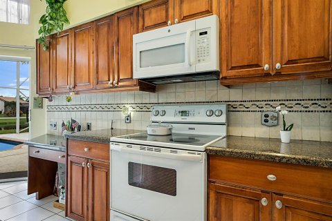 House in Coral Springs, Florida 5 bedrooms, 241.27 sq.m. № 2382498 - photo 19