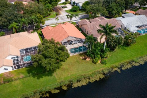 House in Coral Springs, Florida 5 bedrooms, 241.27 sq.m. № 2382498 - photo 2