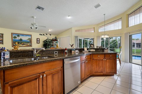 House in Coral Springs, Florida 5 bedrooms, 241.27 sq.m. № 2382498 - photo 17