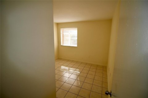 Copropriété à louer à Miami, Floride: 2 chambres, 76.18 m2 № 2375921 - photo 10