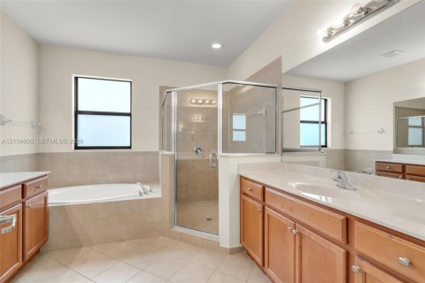 Villa ou maison à vendre à Doral, Floride: 4 chambres, 246.19 m2 № 2424471 - photo 21
