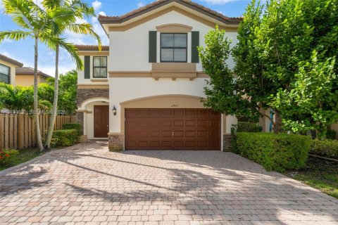 House in Doral, Florida 4 bedrooms, 246.19 sq.m. № 2424471