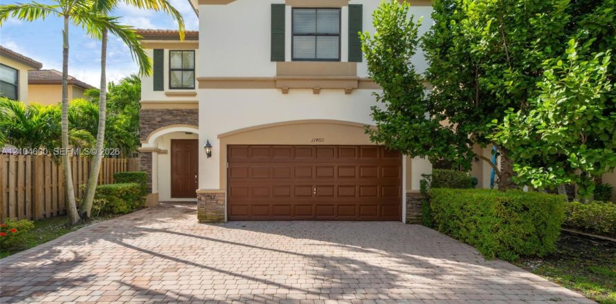 Villa ou maison à Doral, Floride 4 chambres, 246.19 m2 № 2424471