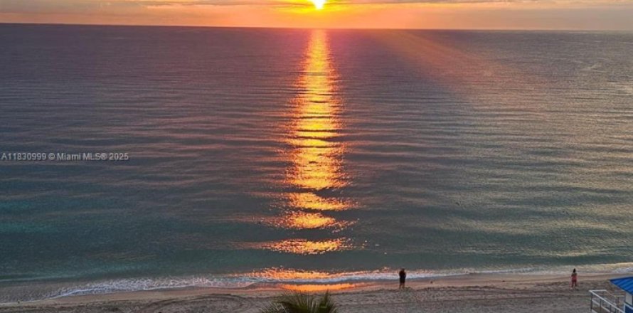 Condominio en Hollywood, Florida, 1 dormitorio  № 1809543