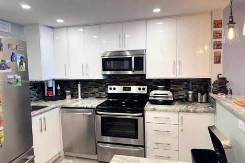 Condominio en venta en Hollywood, Florida, 1 dormitorio, 76.18 m2 № 1809543 - foto 4