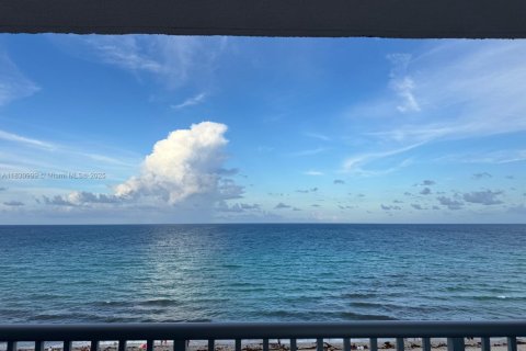 Condominio en venta en Hollywood, Florida, 1 dormitorio, 76.18 m2 № 1809543 - foto 2