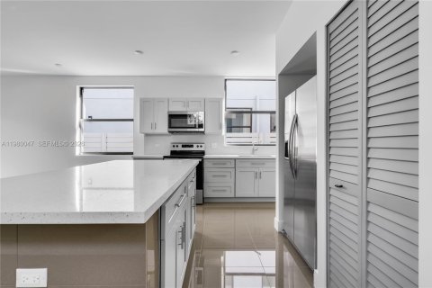 House in Miami, Florida 3 bedrooms, 193.24 sq.m. № 2046459 - photo 12