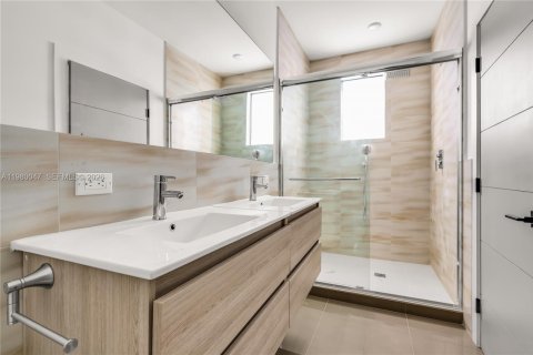 House in Miami, Florida 3 bedrooms, 193.24 sq.m. № 2046459 - photo 19