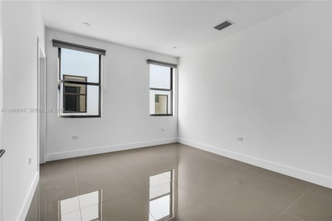 House in Miami, Florida 3 bedrooms, 193.24 sq.m. № 2046459 - photo 21