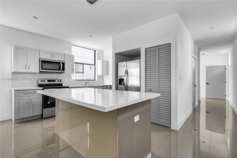 House in Miami, Florida 3 bedrooms, 193.24 sq.m. № 2046459 - photo 11