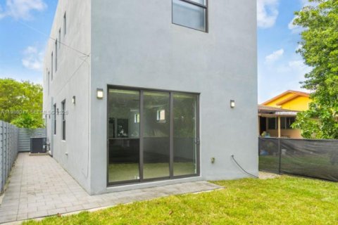 House in Miami, Florida 3 bedrooms, 193.24 sq.m. № 2046459 - photo 4