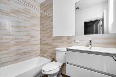 House in Miami, Florida 3 bedrooms, 193.24 sq.m. № 2046459 - photo 23