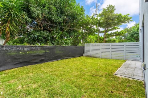 House in Miami, Florida 3 bedrooms, 193.24 sq.m. № 2046459 - photo 5