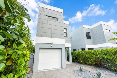 House in Miami, Florida 3 bedrooms, 193.24 sq.m. № 2046459 - photo 2