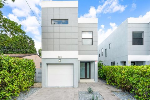 House in Miami, Florida 3 bedrooms, 193.24 sq.m. № 2046459