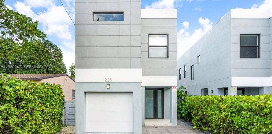 House in Miami, Florida 3 bedrooms, 193.24 sq.m. № 2046459