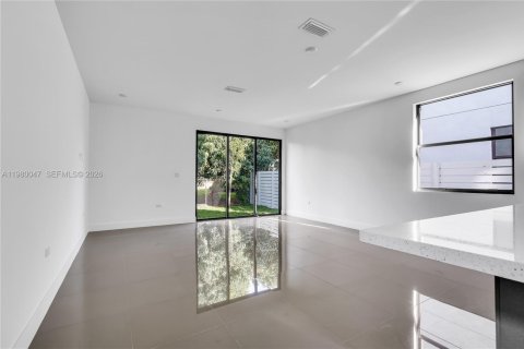 House in Miami, Florida 3 bedrooms, 193.24 sq.m. № 2046459 - photo 15