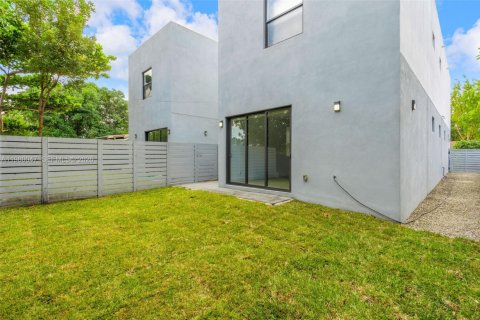 House in Miami, Florida 3 bedrooms, 193.24 sq.m. № 2046459 - photo 3