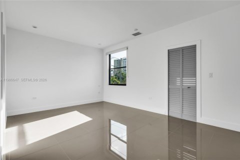 House in Miami, Florida 3 bedrooms, 193.24 sq.m. № 2046459 - photo 16