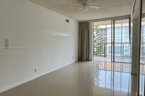Copropriété à vendre à Hallandale Beach, Floride: 2 chambres, 85.84 m2 № 1501233 - photo 17