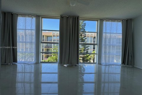 Copropriété à vendre à Hallandale Beach, Floride: 2 chambres, 85.84 m2 № 1501233 - photo 8